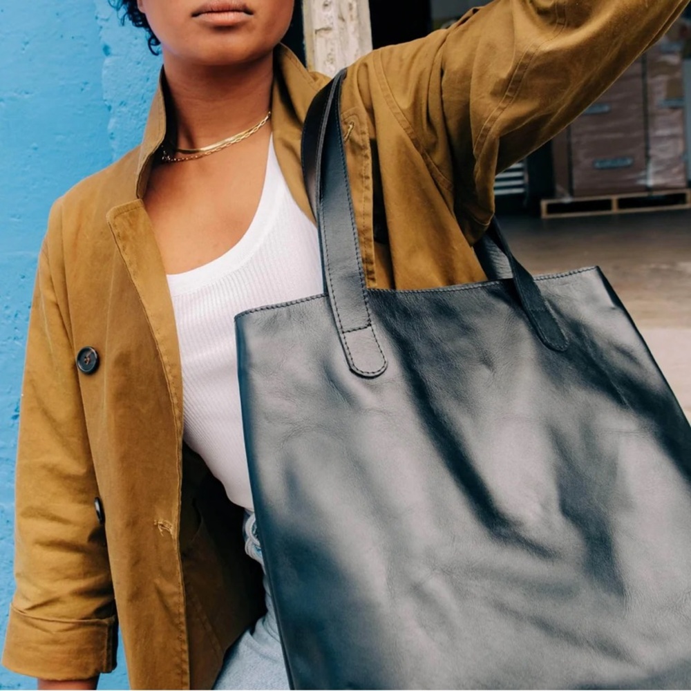 New UNOETH ‘Hannah’ Blue Leather Tote Bag